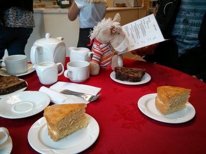 Pferdi beim Nachmittagstee mit Zitronenkuchen