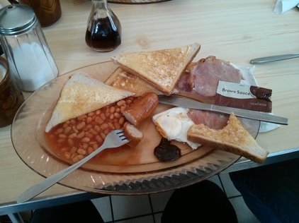 Frühstück mit Bohnen, Würstchen und Toast