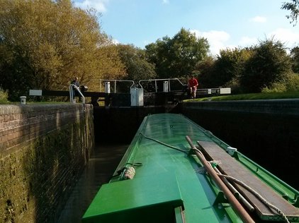 Narrowboat in der Schleuse